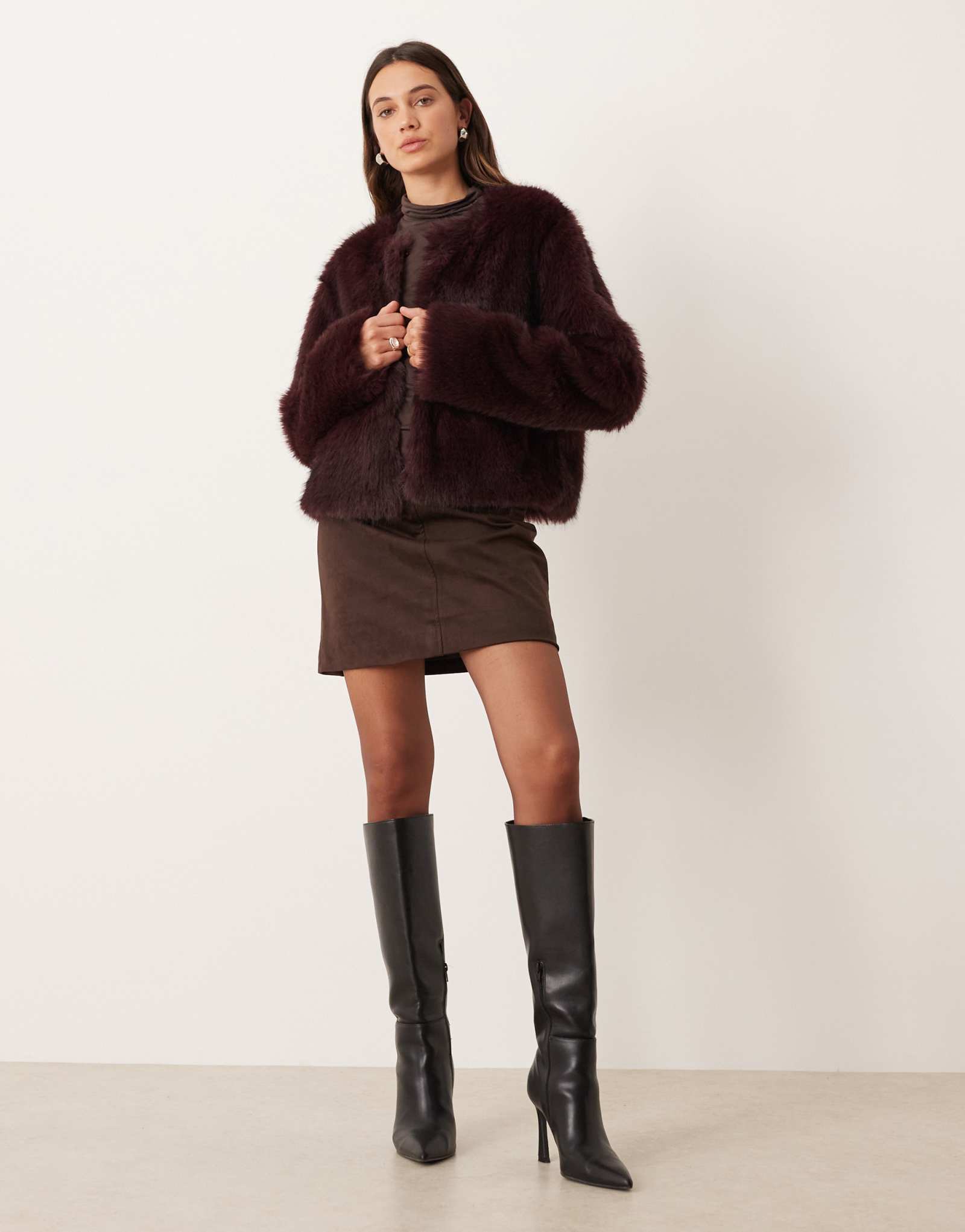 Короткая куртка из искусственного меха Gina Tricot бордового цвета