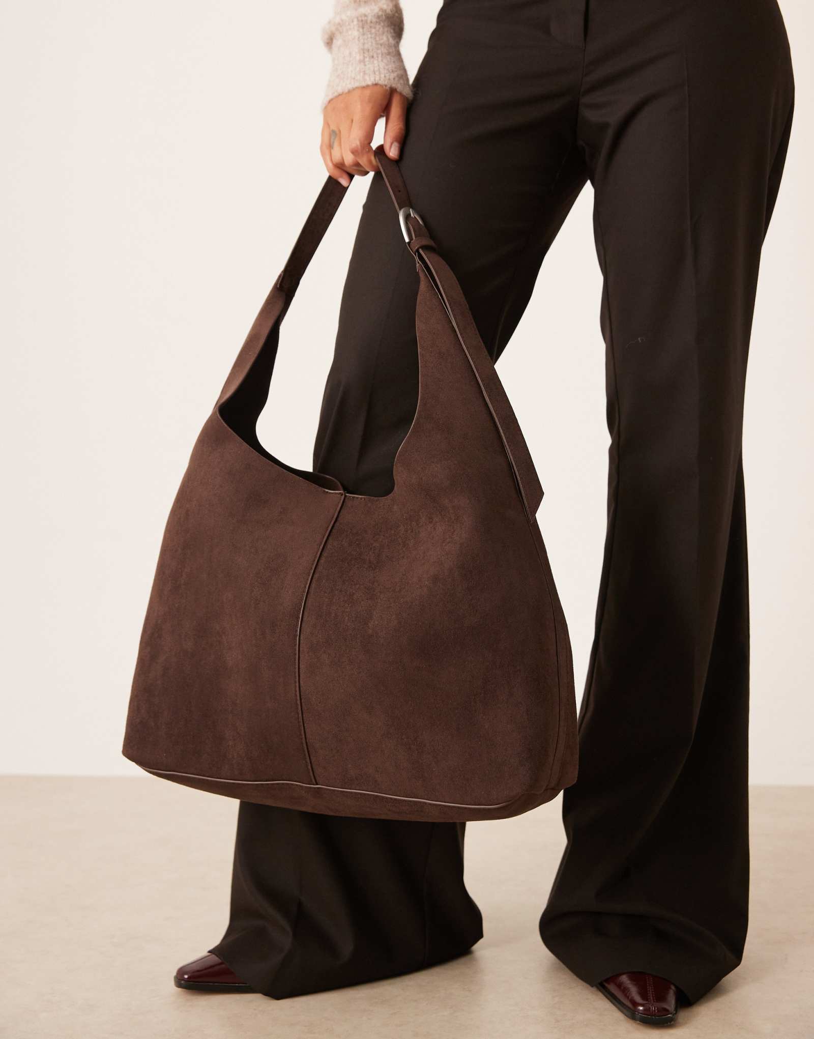 Объемная сумка через плечо из искусственной замши Gina Tricot шоколадно-коричневого цвета