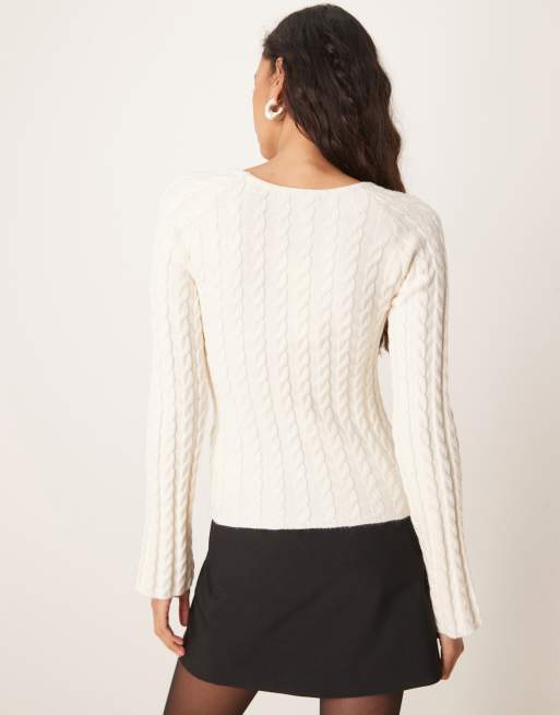 Gina Tricot – Figurbetonter Pullover in Cremeweiß mit Zopfstrickmuster und herzförmigem Ausschnitt, 2 von 4