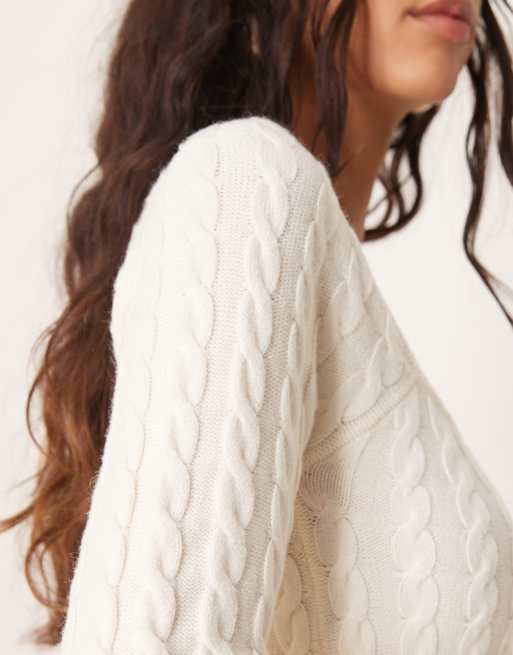 Gina Tricot – Figurbetonter Pullover in Cremeweiß mit Zopfstrickmuster und herzförmigem Ausschnitt, 4 von 4