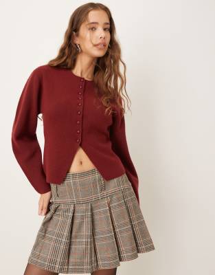 Gina Tricot - Figurformende Strickjacke aus Kompaktstrick in dunklem Burgunderrot