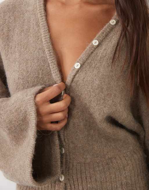 Gina Tricot figursydd stickad kofta med markerad midja i brun, 3 av 4