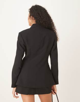 GINA TRICOT FITTED BLAZER WITH BOLD SHOULDER 