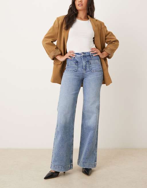 Gina Tricot - Flared jeans met wijde pijpen en zakken aan de voorkant in mid-wash blauw