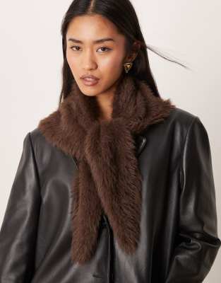 Gina Tricot - Flauschiger Dreiecksschal in Braun-Brown