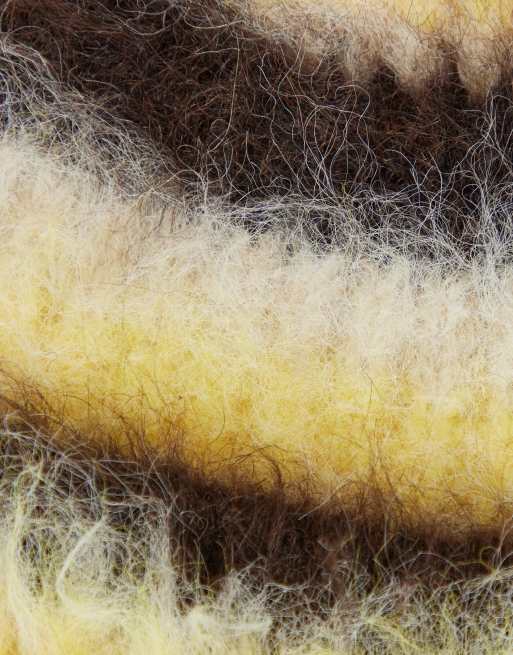 Gina Tricot fluffig mössa med gul rand, 2 av 3