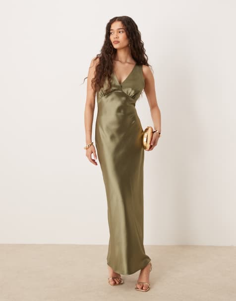 Gina Tricot – Formendes Maxikleid aus Satin in Khaki mit V-Ausschnitt - view 1