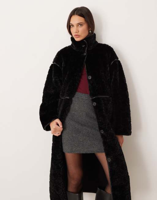 Gina Tricot – Gebondeter Midimantel aus Kunstpelz in Schwarz, 2 von 4
