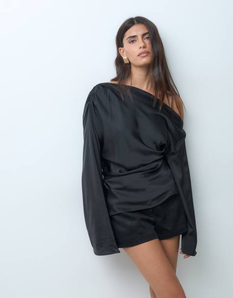 Gina Tricot gedrapeerde satijnen blouse in zwart - view 1