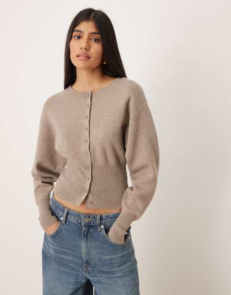 Gina Tricot – Geformte, figurbetonte Strickjacke in Braun meliert mit Knopfleiste - view 1