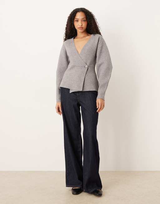 Gina Tricot – Geformte Strickjacke in Grau mit V-Ausschnitt, 2 von 4