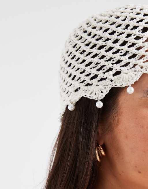 Gina Tricot – Gehäkelte Strickmütze in Wollweiß mit Kunstperlenbesatz , 2 von 3