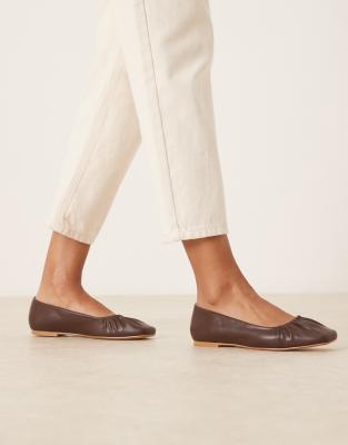Gina Tricot - Geraffte Ballerinas in Dunkelbraun mit eckiger Zehenpartie