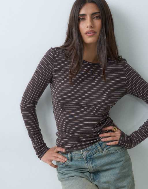 Gina Tricot gerippter Jersey-Pullover mit Rundhalsausschnitt und langen Ärmeln in braunem Streifenmuster, 2 von 5