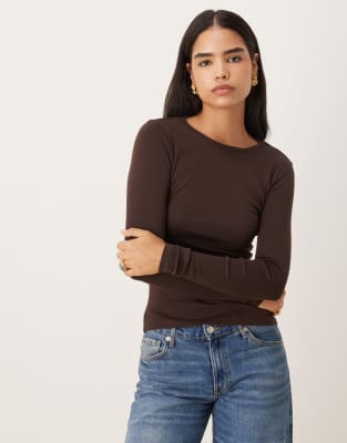 Gina Tricot - Geripptes, langärmliges Jersey-Oberteil in dunklem Maulwurfbraun mit Rundhalsausschnitt-Brown