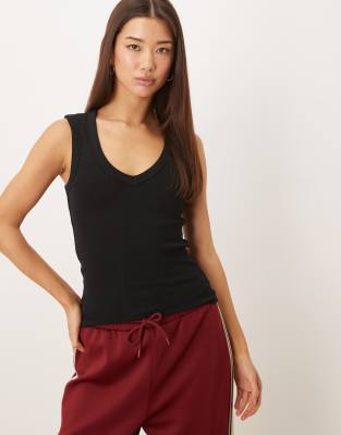 Gina Tricot - Geripptes Tanktop in Schwarz mit V-Ausschnitt