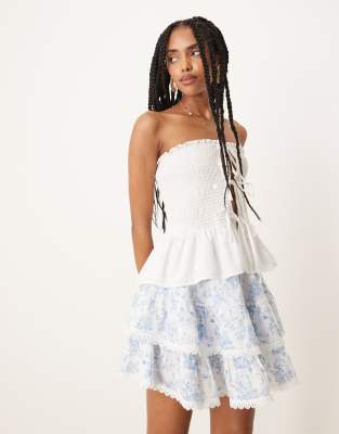 Gina Tricot - Gestufter Boho-Minirock mit Rüschen in blauem Blumenmuster