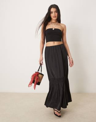 Gina Tricot - Gestufter Maxirock in Schwarz mit Spitzeneinsatz