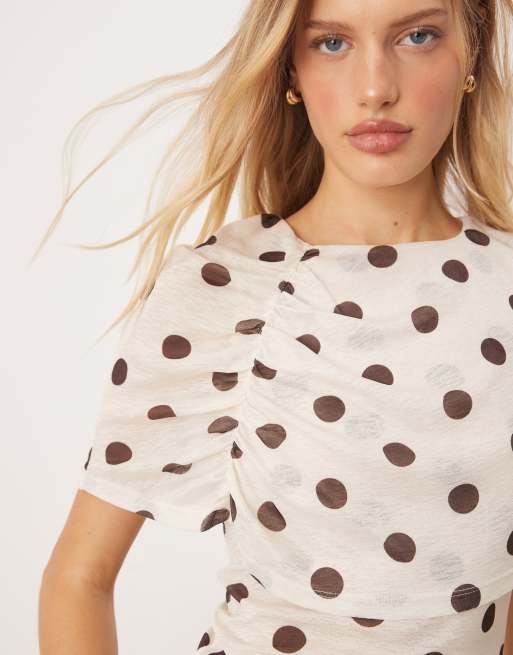 Gina Tricot – Gräddvit och prickig topp med ryschad cape, 4 av 4