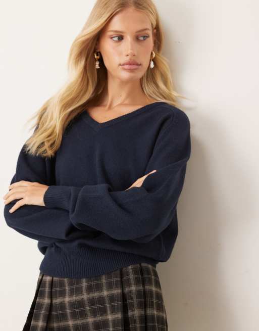 Gina Tricot – Granatowy dzianinowy sweter z dekoltem w kształcie V i długimi rękawami