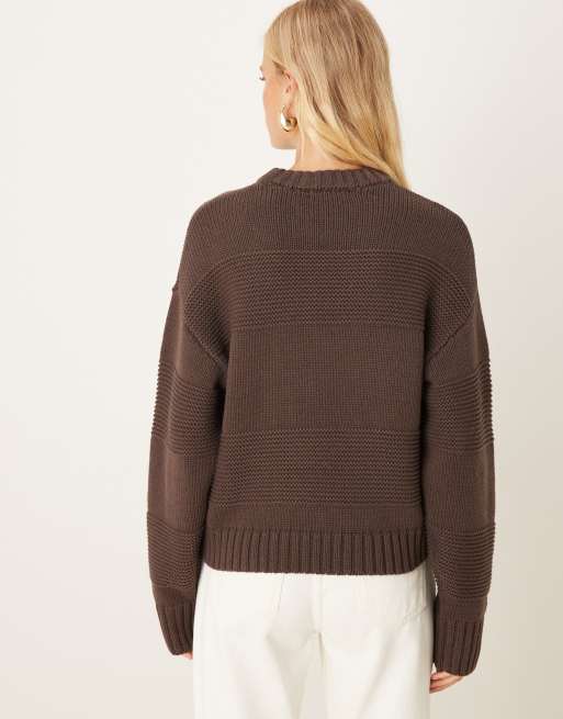 Gina Tricot – Grobstrickpullover in Braun mit Rundhalsausschnitt und strukturiertem Streifenmuster, 4 von 4