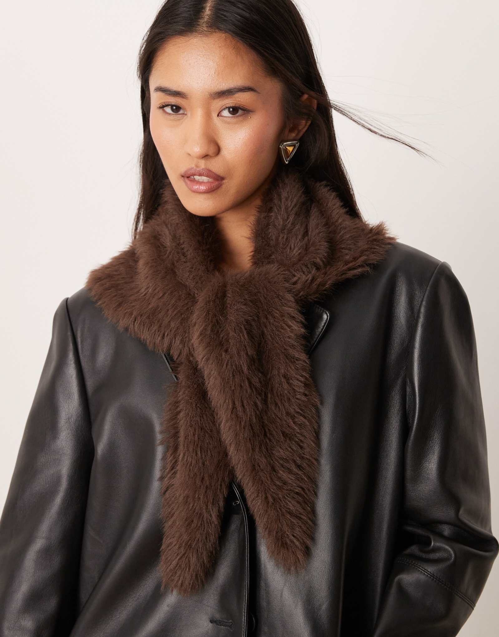 Мохнатый треугольный шарф Gina Tricot коричневого цвета