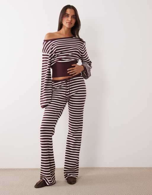 Gina Tricot haut de l'ensemble coordonné en maille, ample et cintré à la taille, à rayures bordeaux, 2 de 4