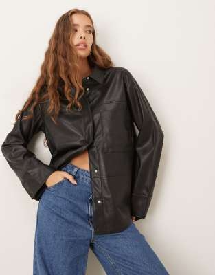 Gina Tricot - Hemdbluse aus Kunstleder in Schwarz mit lockerem Schnitt