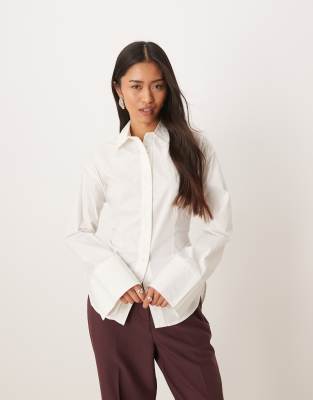 Gina Tricot - Hemdbluse in Weiß mit geraffter Taille