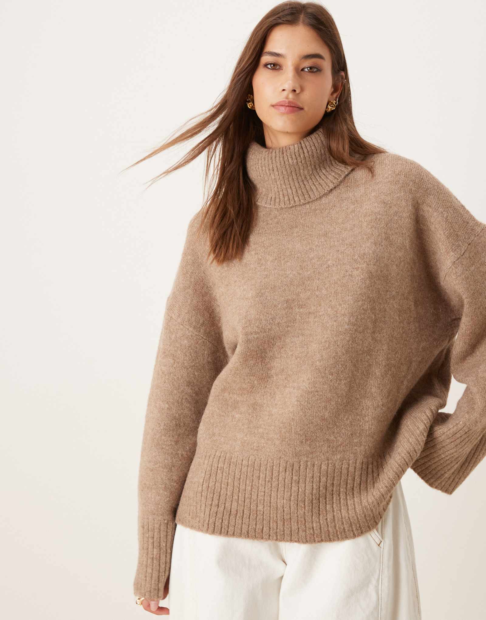 Вязаный свитер из шерсти альпаки Gina Tricot с высоким воротом и длинными рукавами бежевого меланжевого цвета