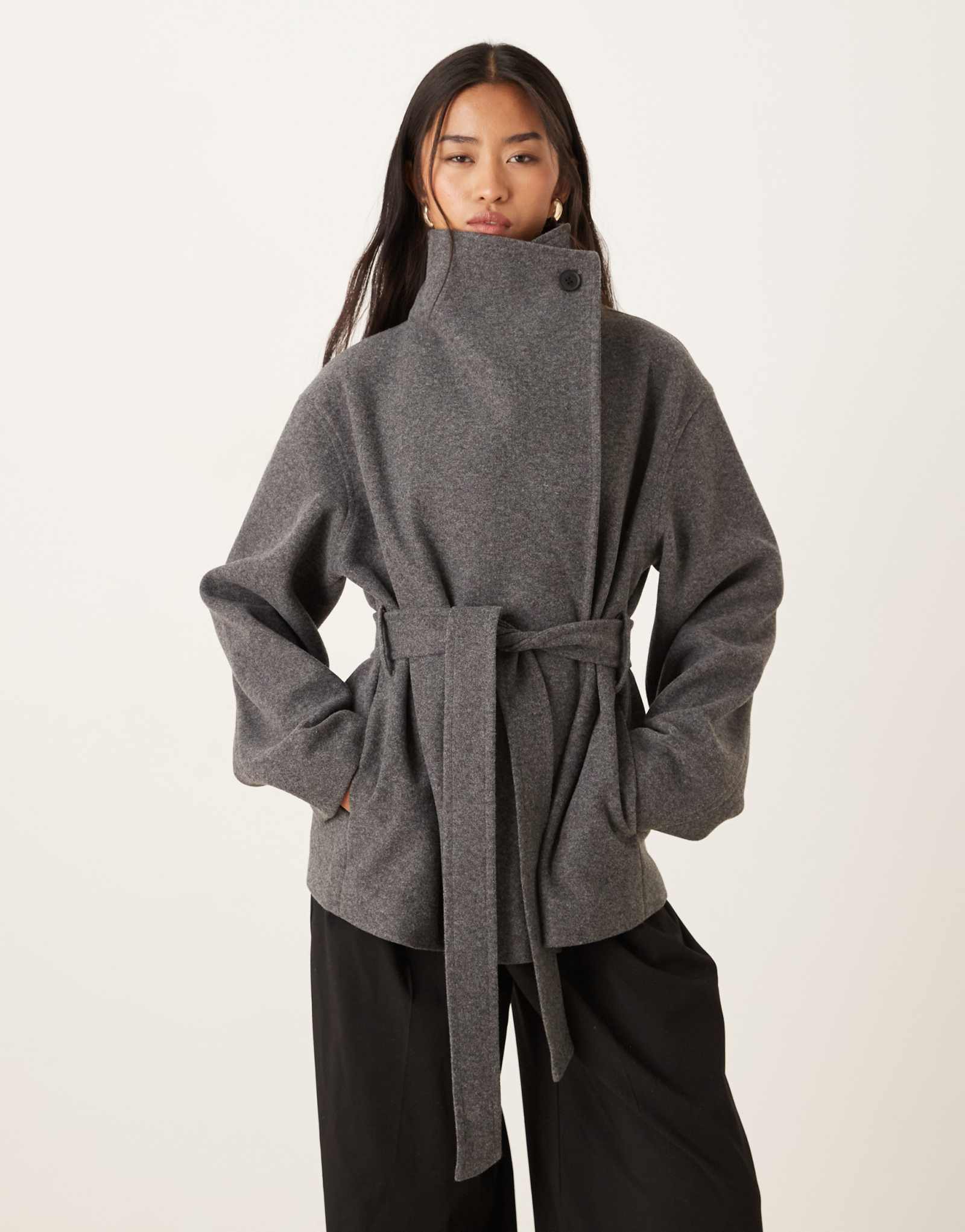 Короткий жакет из трикотажа Gina с высоким воротом серого цвета