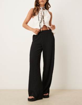 Gina Tricot - Gerade geschnittene Hose in Schwarz mit Knitterstruktur