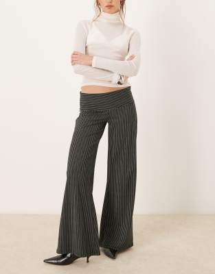 Gina Tricot - Hose mit niedrigem Bund und Nadelstreifen-Bunt