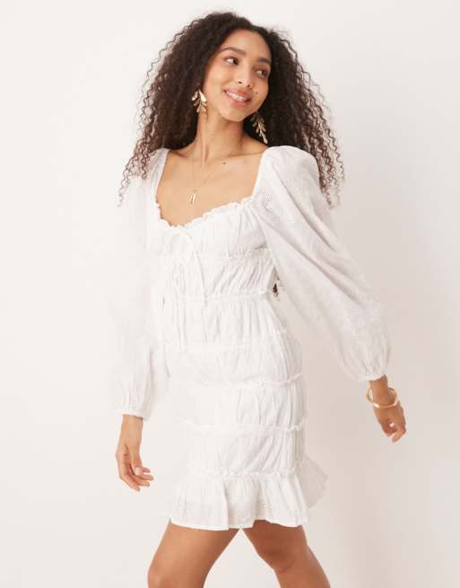 Gina Tricot - Hvid minikjole med hjerteformet hals og lange ærmer i broderie anglaise
