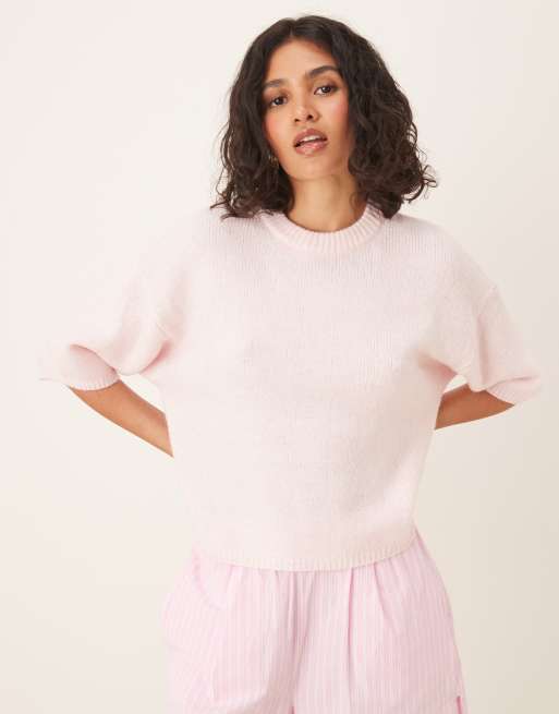 Gina Tricot – Jasnoróżowy dzianinowy top z krótkimi rękawami i okrągłym dekoltem