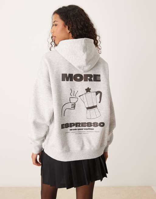 Gina Tricot – Jasnoszara melanżowa bluza z kapturem oversize z brązowym nadrukiem espresso