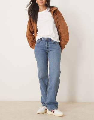 Gina Tricot - Jeans in mittelblauer Waschung mit geradem Bein