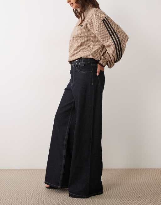 Gina Tricot jeans med brede ben og spænde i mørkeblå vask, 3 af 5