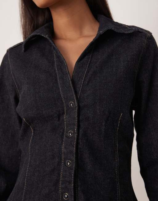 Gina Tricot – Jeanshemd in dunkelblauer Rinse-Waschung mit geraffter Taille, 3 von 4