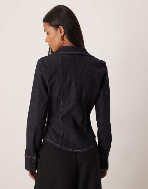 Gina Tricot – Jeanshemd in dunkelblauer Rinse-Waschung mit geraffter Taille, 4 von 4