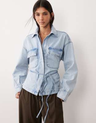 Gina Tricot - Jeanshemd in hellblauer Waschung mit geraffter Taille und Bindedetail vorne