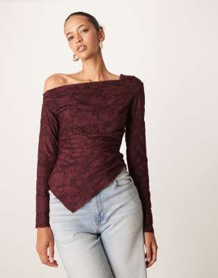 jersey jacquard off shoulder top with asymmetric hem in burgundy-Red