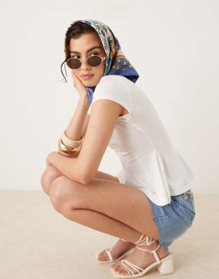 Gina Tricot - Jersey top met peplum en korte mouwen in wit - view 1