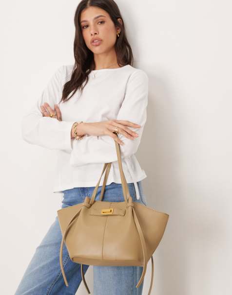 Gina Tricot – Kleine Tragetasche aus Kunstleder in dunklem Taupe-Khaki mit Trageriemen und Clutch-Detail - view 1