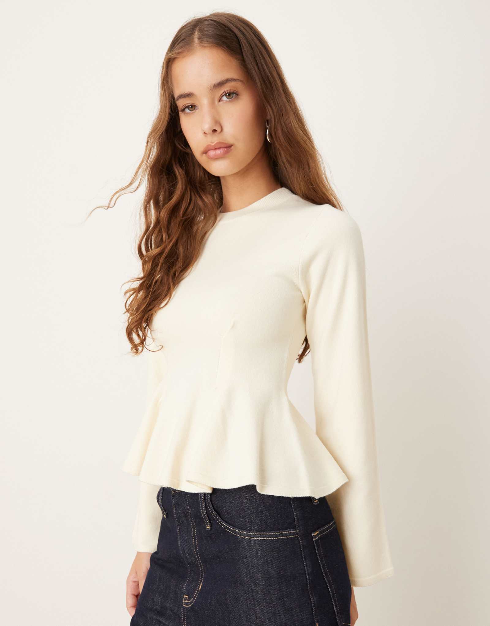 Вязаный топ с баской из трикотажа Gina Tricot кремового цвета