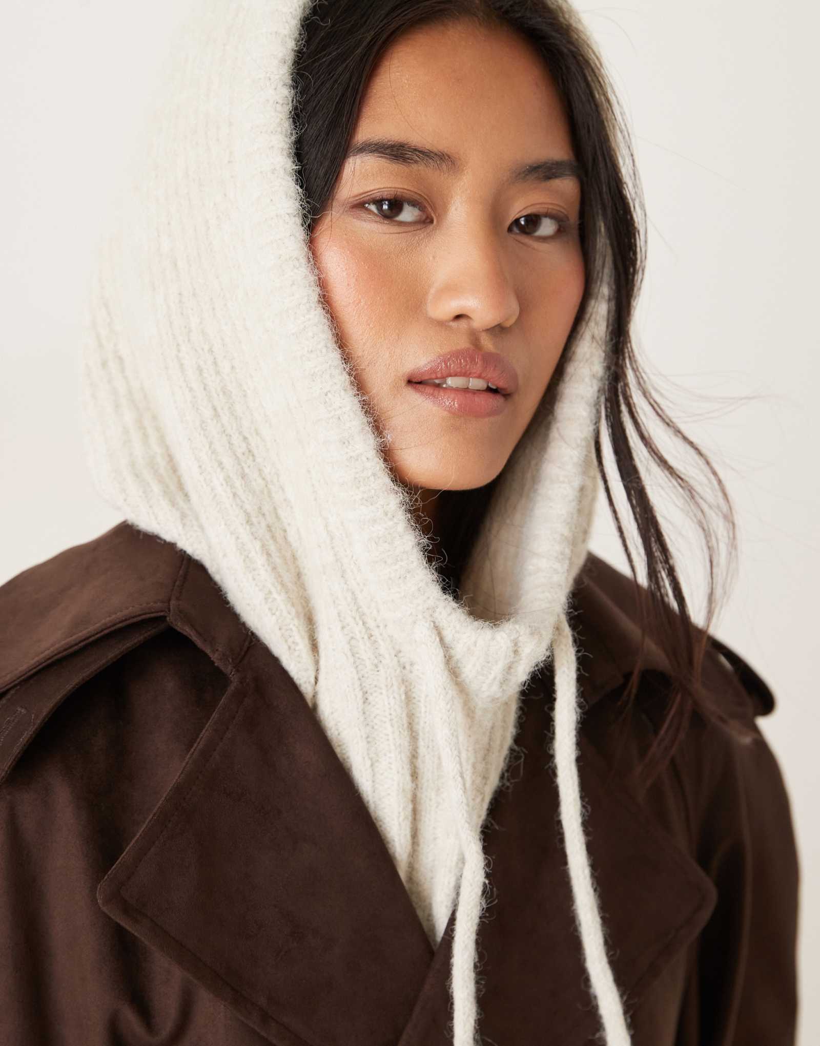 Вязаная балаклава с напускным капюшоном из трикотажа Gina Tricot кремового цвета