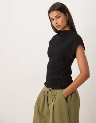 Gina Tricot - Kurzärmliges, geripptes Oberteil in Schwarz mit Stehkragen