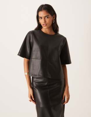 Gina Tricot - Kurzärmliges, kastiges Oberteil aus Kunstleder in Schwarz