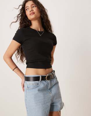 Gina Tricot - Kurzärmliges Oberteil in Schwarz mit schmalem Schnitt