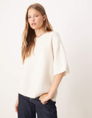 Gina Tricot - Kurzärmliges Relaxed Fit Strickoberteil aus Wolle und Alpakawolle in Cremeweiß